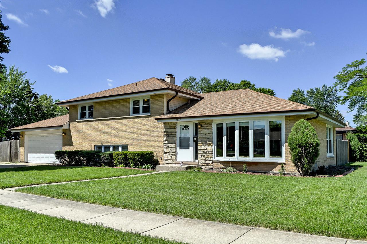 1586 Marshall Dr., Des Plaines, IL 60018