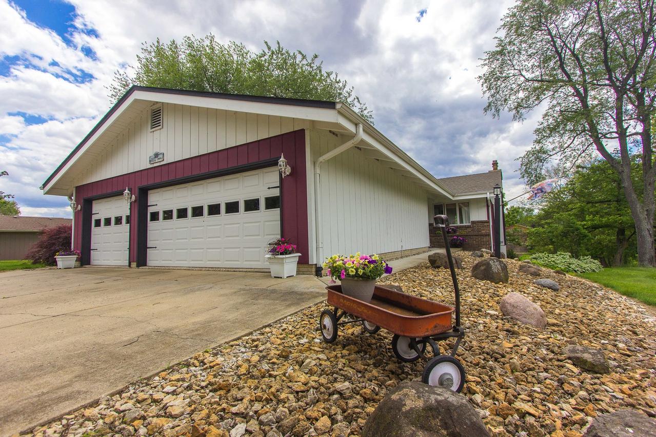 372 Holiday Dr., Lake Holiday, IL 60552