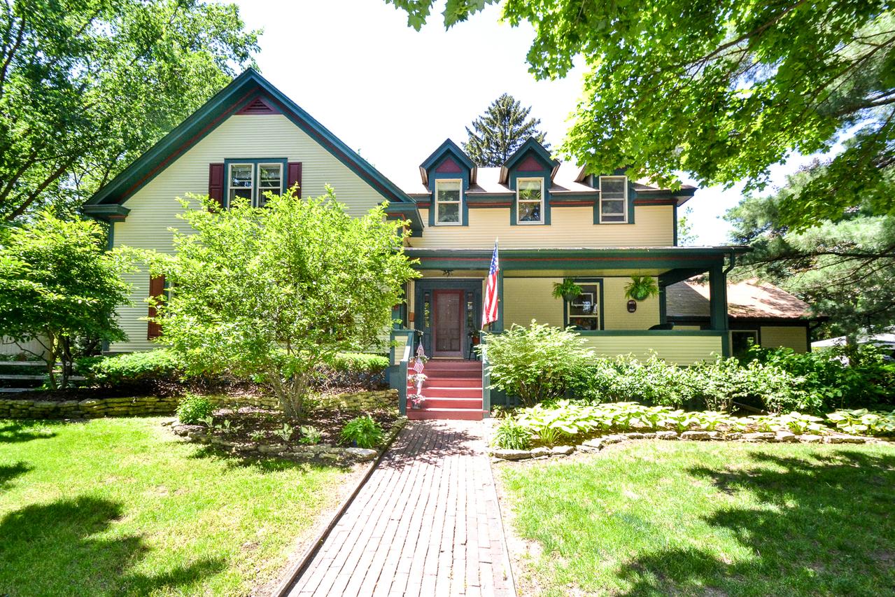 742 Dow Ave., Geneva, IL 60134