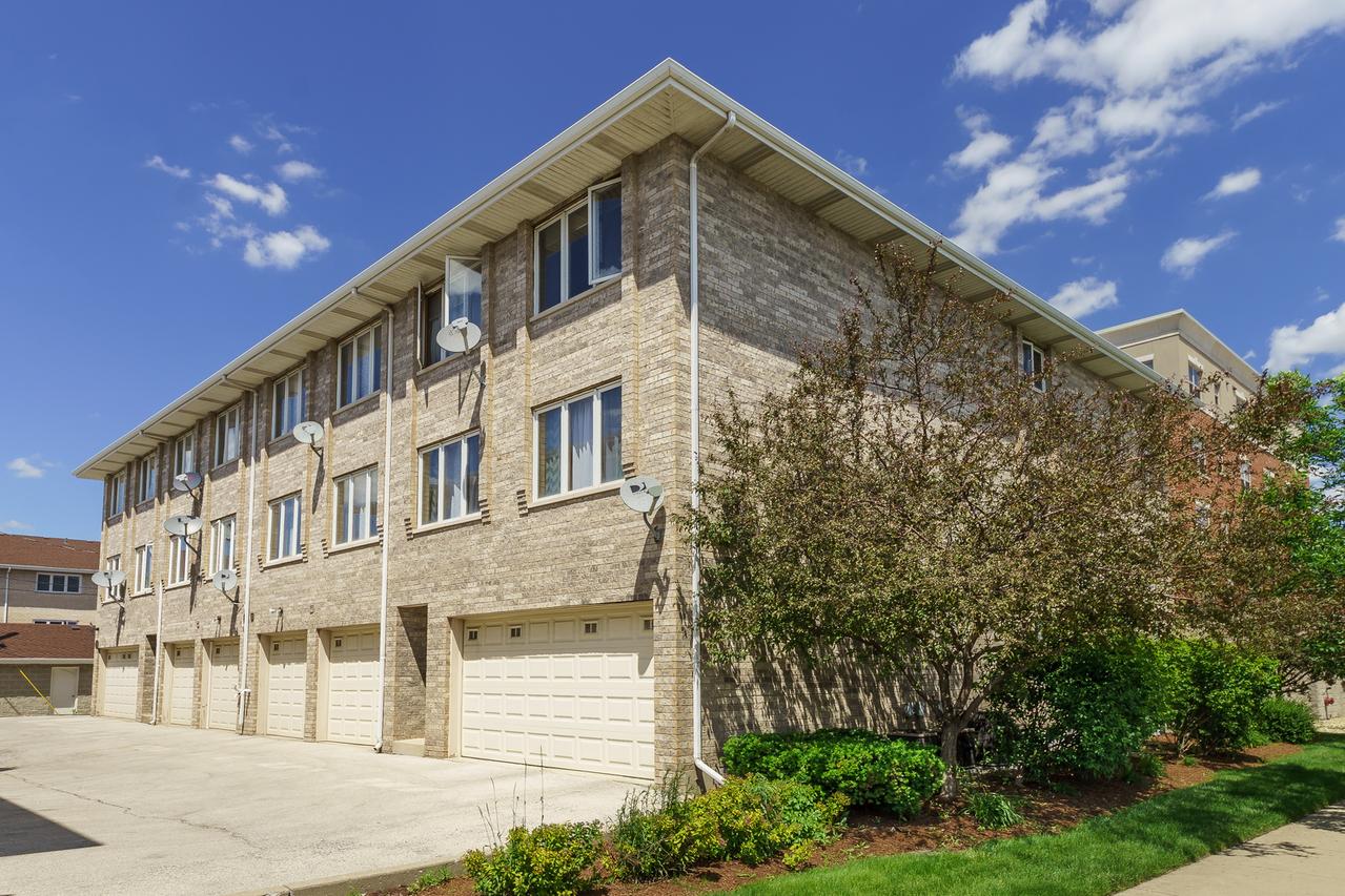 6644 W 65th St. #2S, Chicago, IL 60638