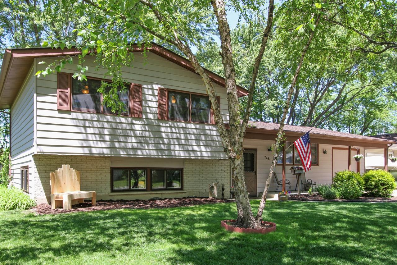 748 Sussex Ln., Crystal Lake, IL 60014