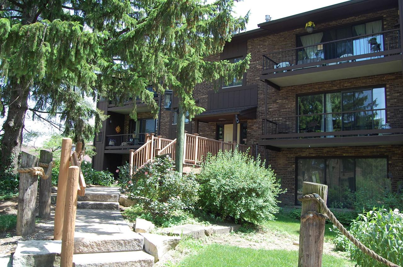 61 Pier Dr. #201, Westmont, IL 60559