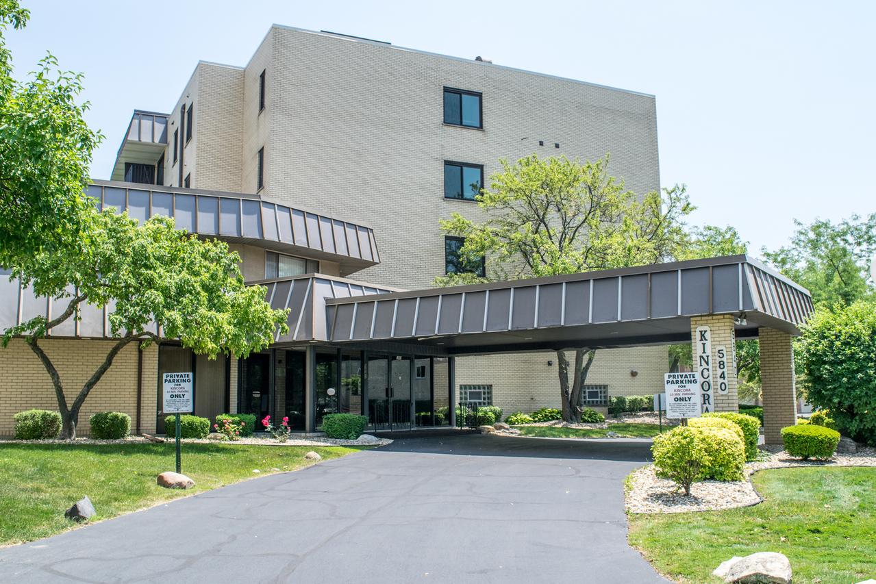 5840 W 104th St. #403, Oak Lawn, IL 60453