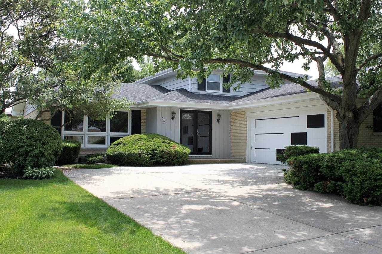 323 Summit Ct., Schaumburg, IL 60193