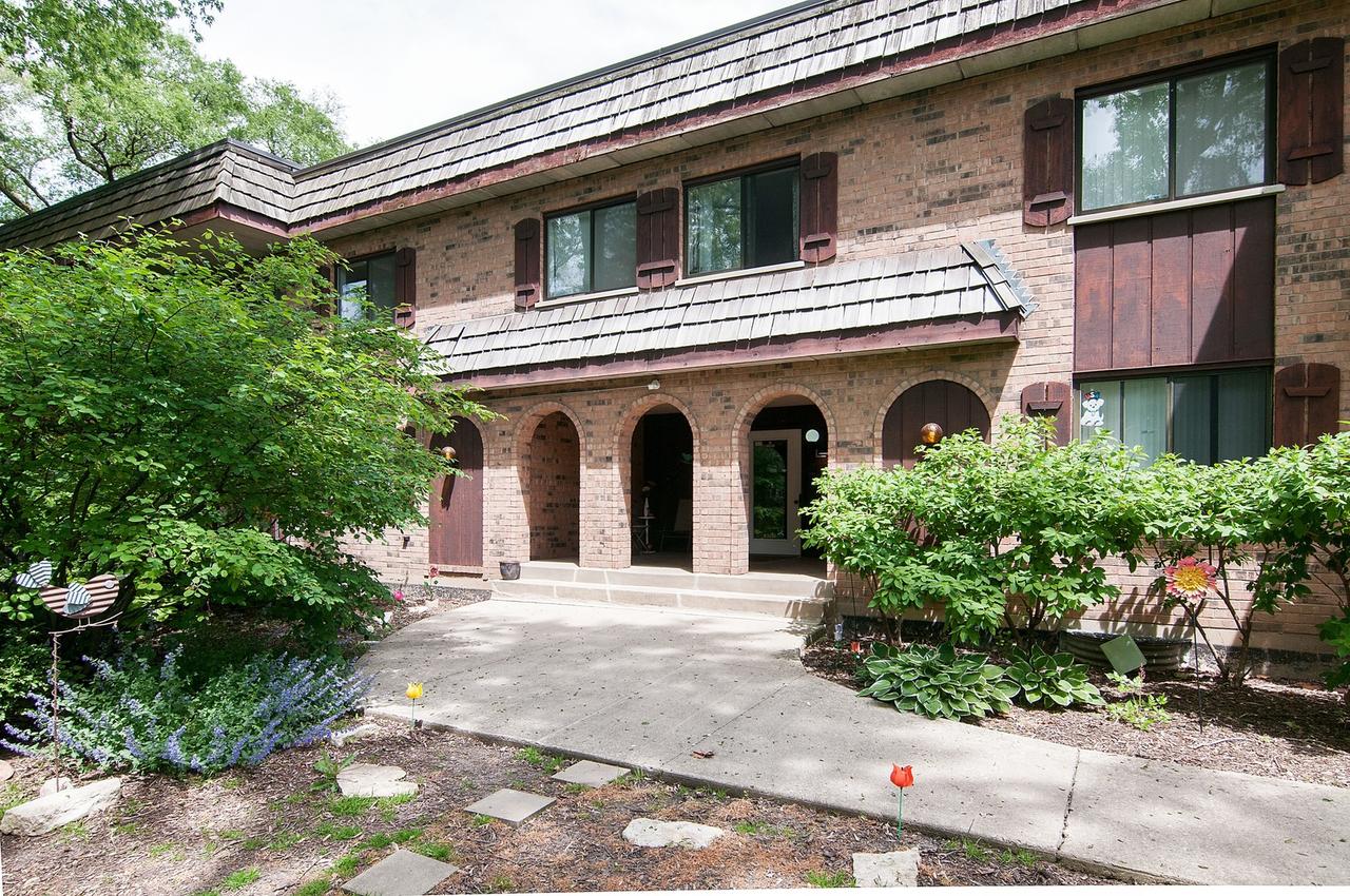 7920 Woodglen Ln. #102, Downers Grove, IL 60516