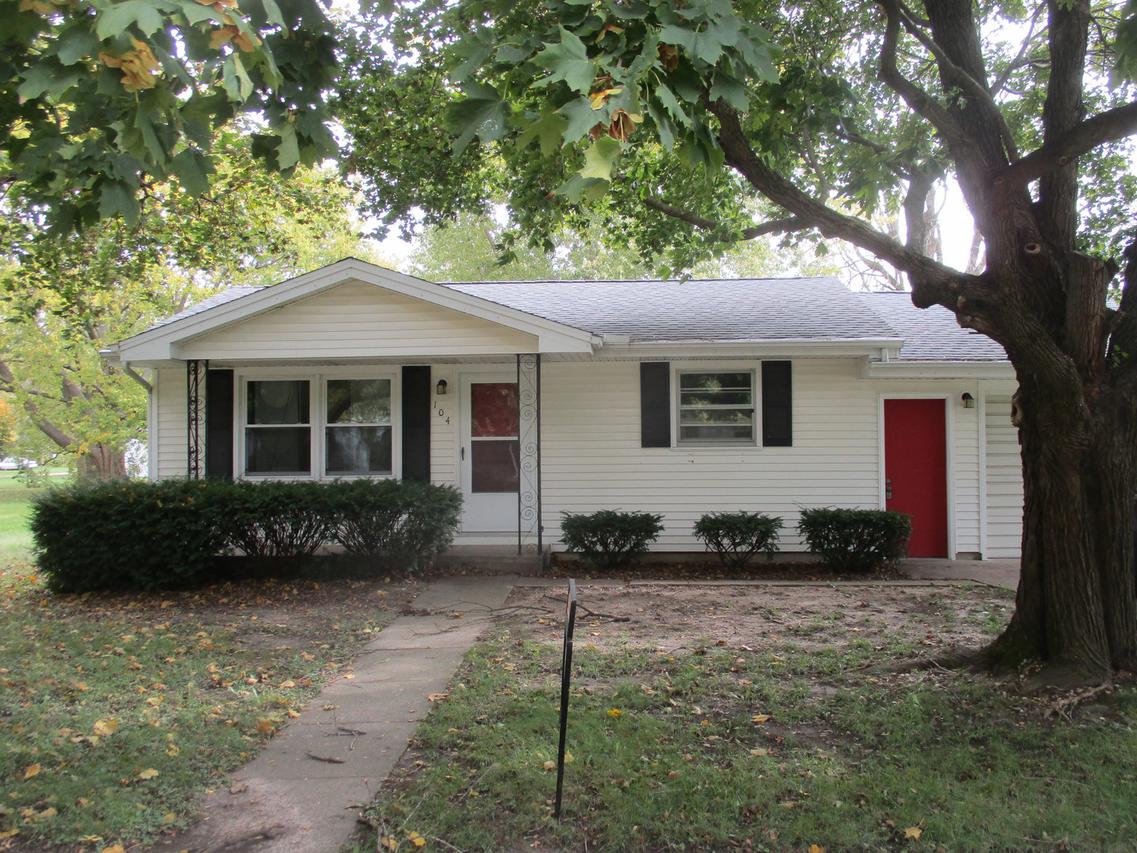 104 S Indiana St., Hindsboro, IL 61919