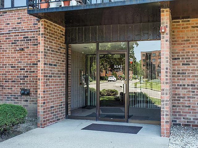 9342 Landings Ln. #204, Des Plaines, IL 60016