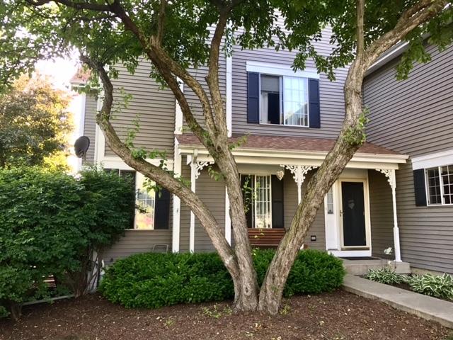 482 Sandhurst Ln., South Elgin, IL 60177