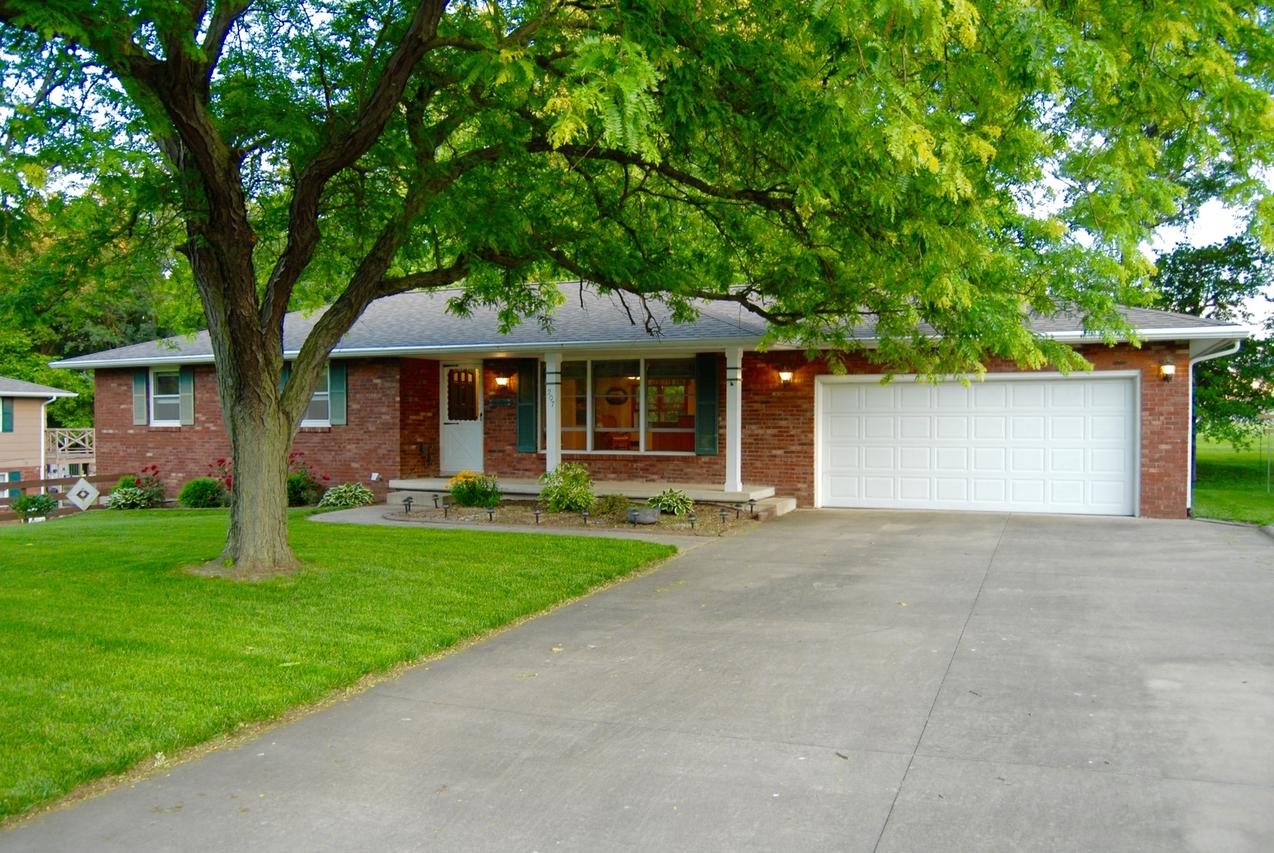 207 Santa Barbara Dr., Effingham, IL 62401