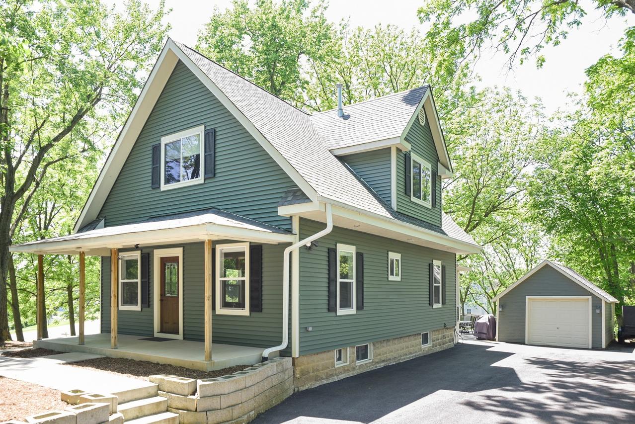 226 Penny Ave., East Dundee, IL 60118