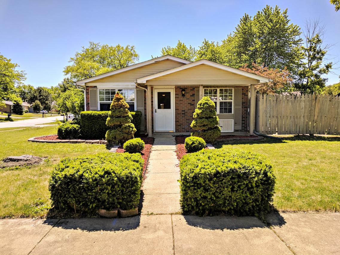 840 Bloomfield Ln., Aurora, IL 60504