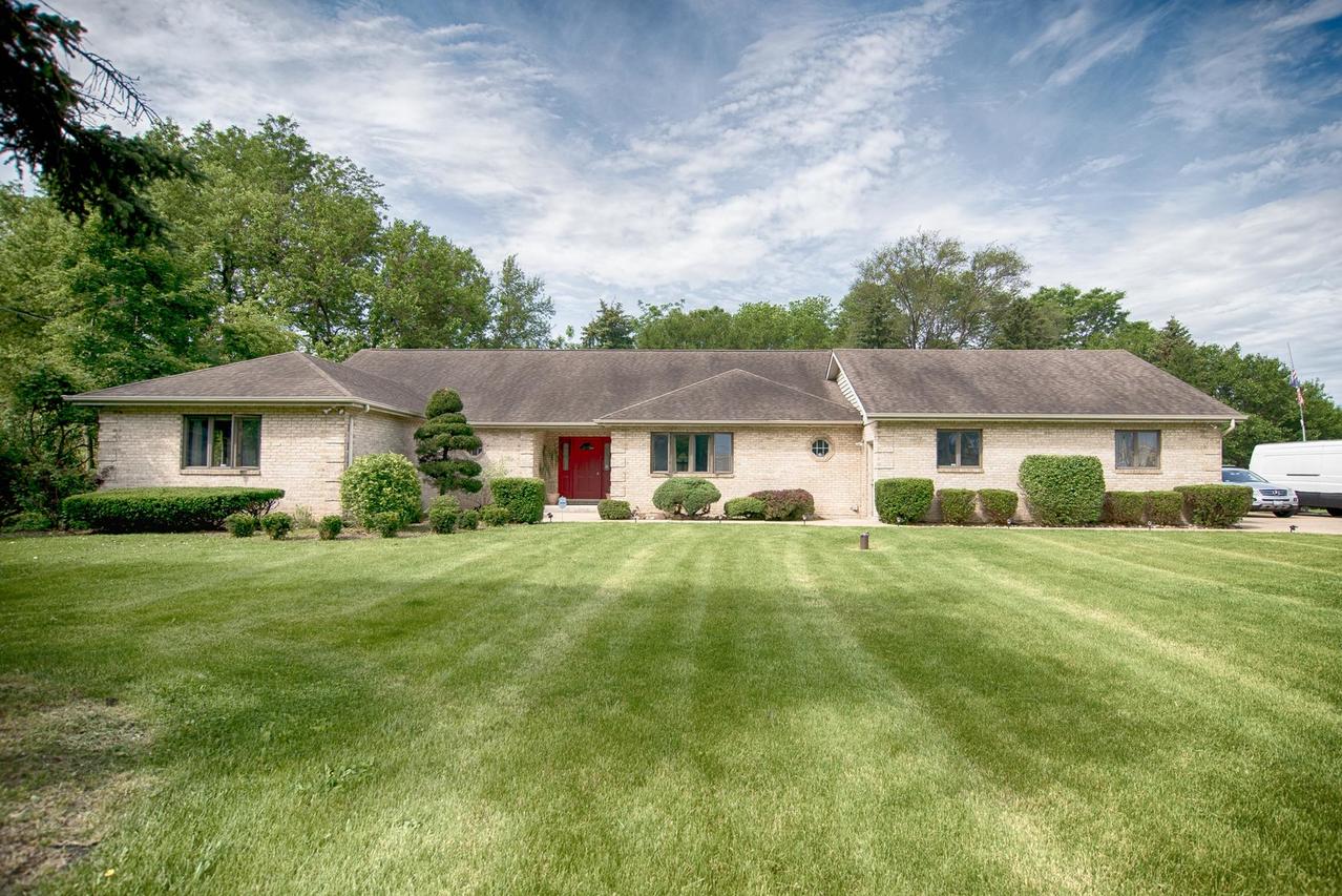 11S130 Barrett St., Lemont, IL 60439