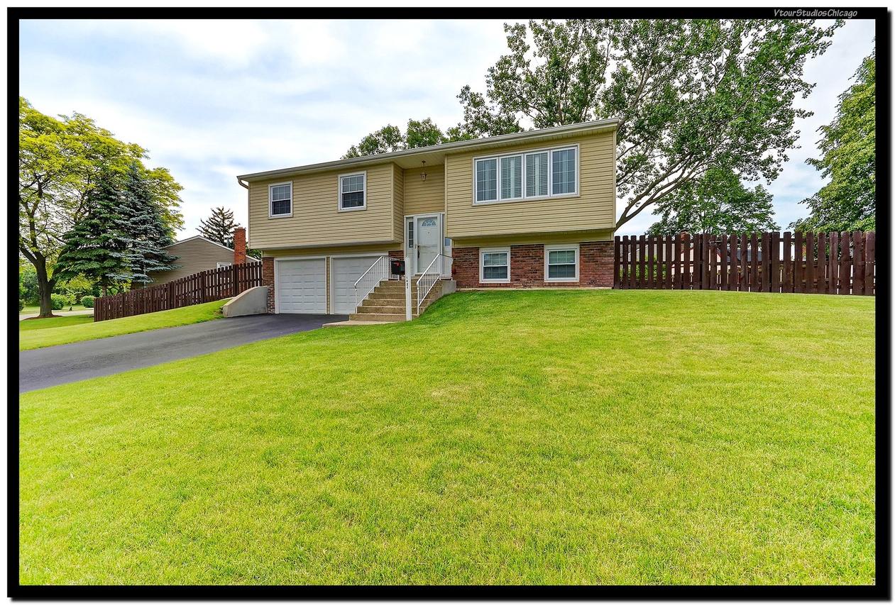 1421 Elmhurst Ln., Schaumburg, IL 60194