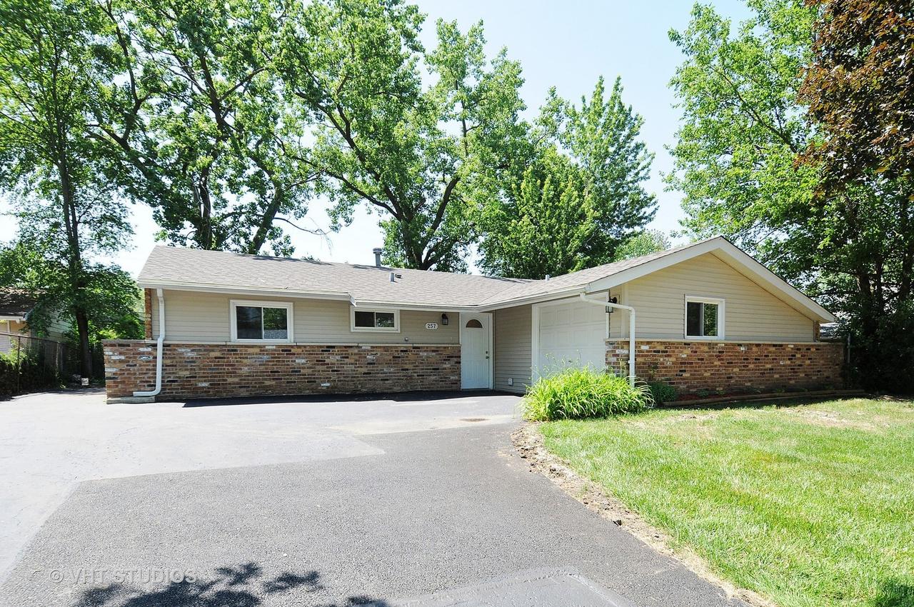 257 Edgehill Dr., Bolingbrook, IL 60440