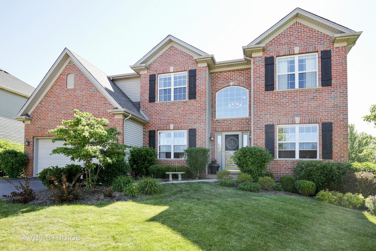 835 Chasewood Dr., South Elgin, IL 60177