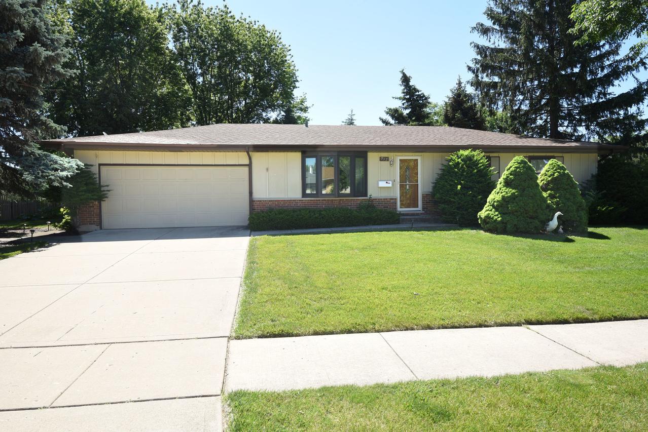 315 Trenton Ct., Schaumburg, IL 60193