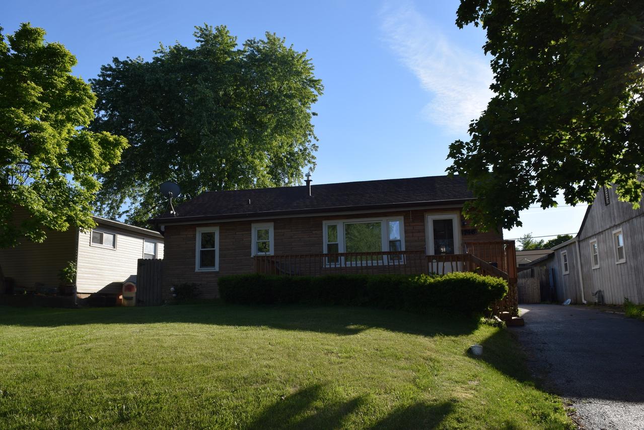 746 NW Holcomb Dr., Mundelein, IL 60060