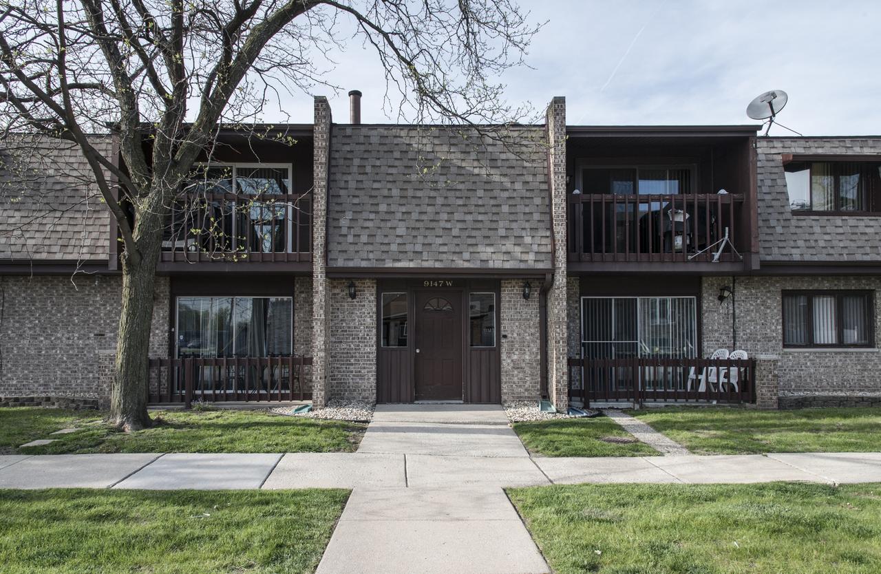 9147 S Roberts Rd. #202, Hickory Hills, IL 60457