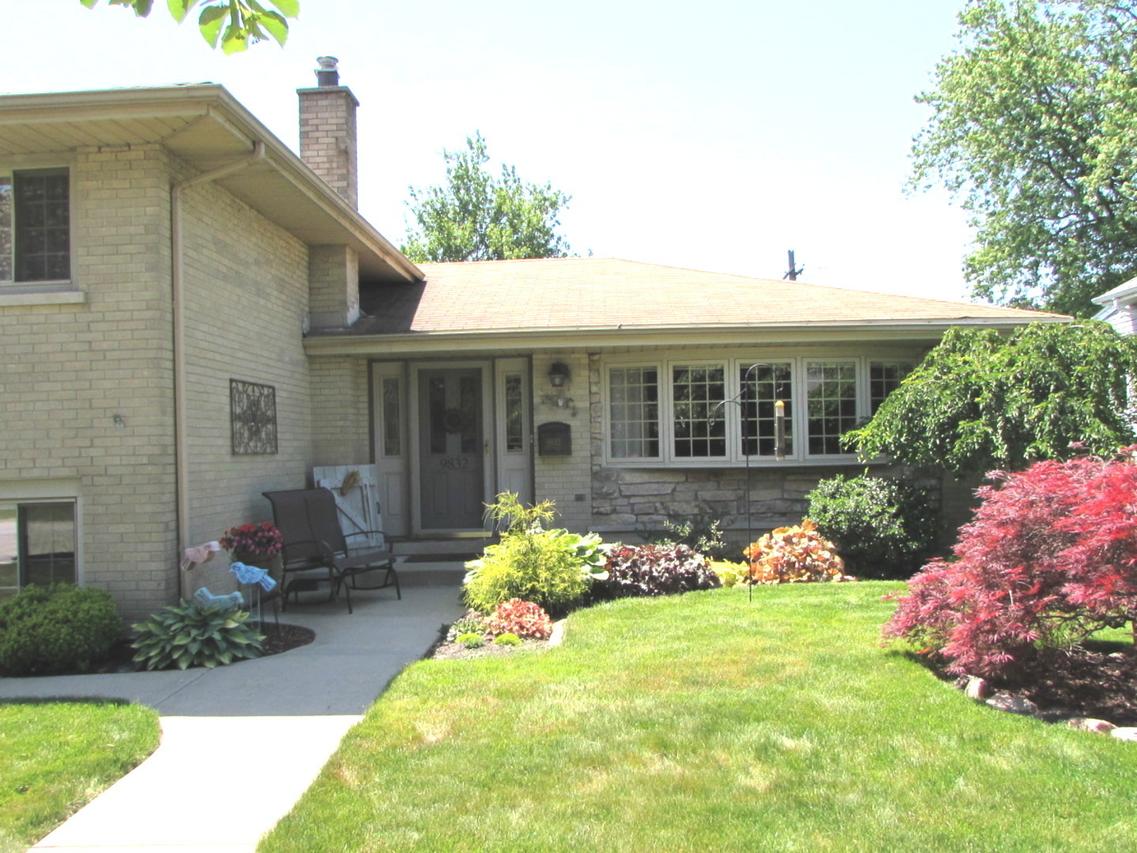 9832 S 55th Ave., Oak Lawn, IL 60453