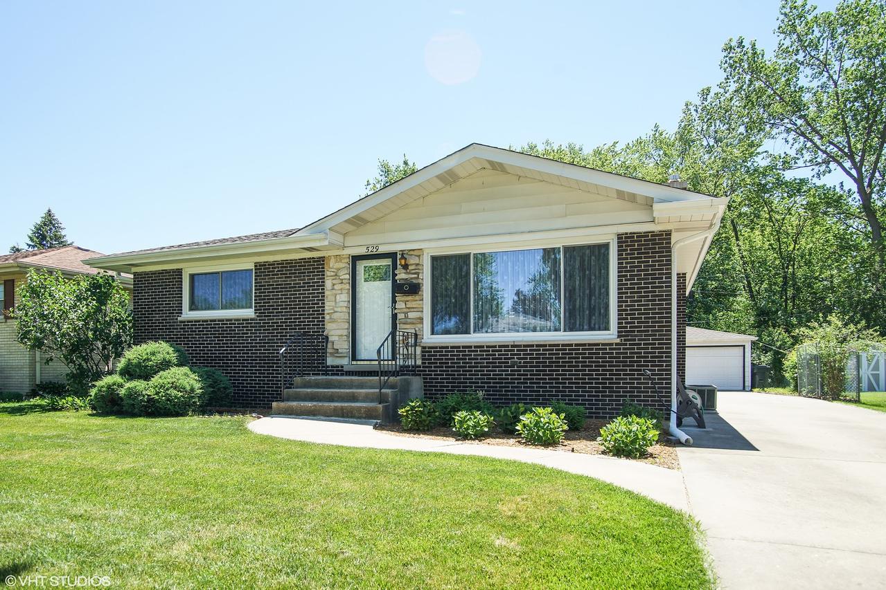529 W Lake Park Dr., Addison, IL 60101