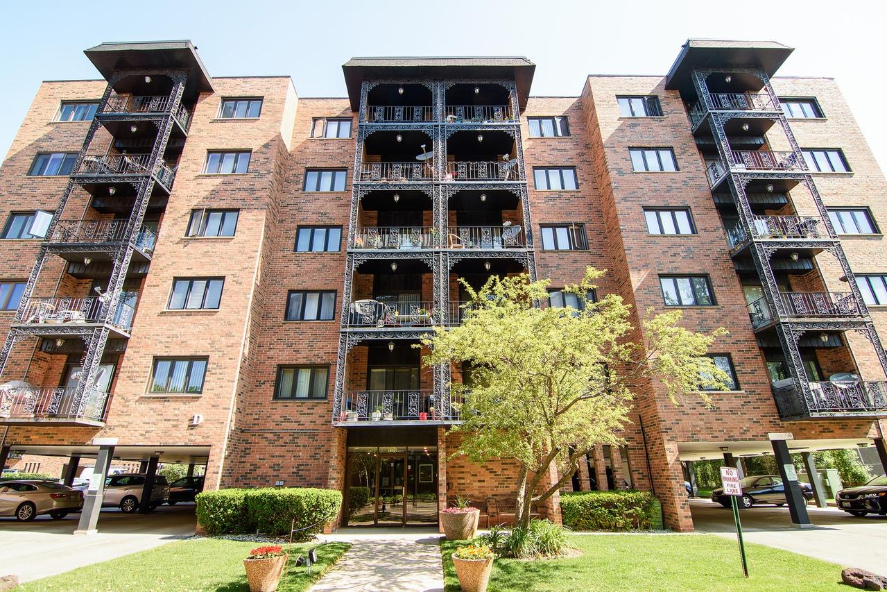 9332 Landings Ln. #504, Des Plaines, IL 60016