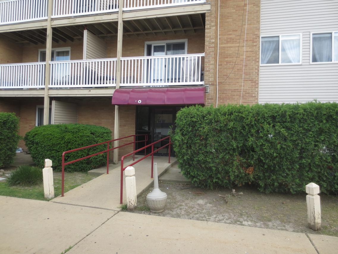 910 Beau Dr. #214, Des Plaines, IL 60016