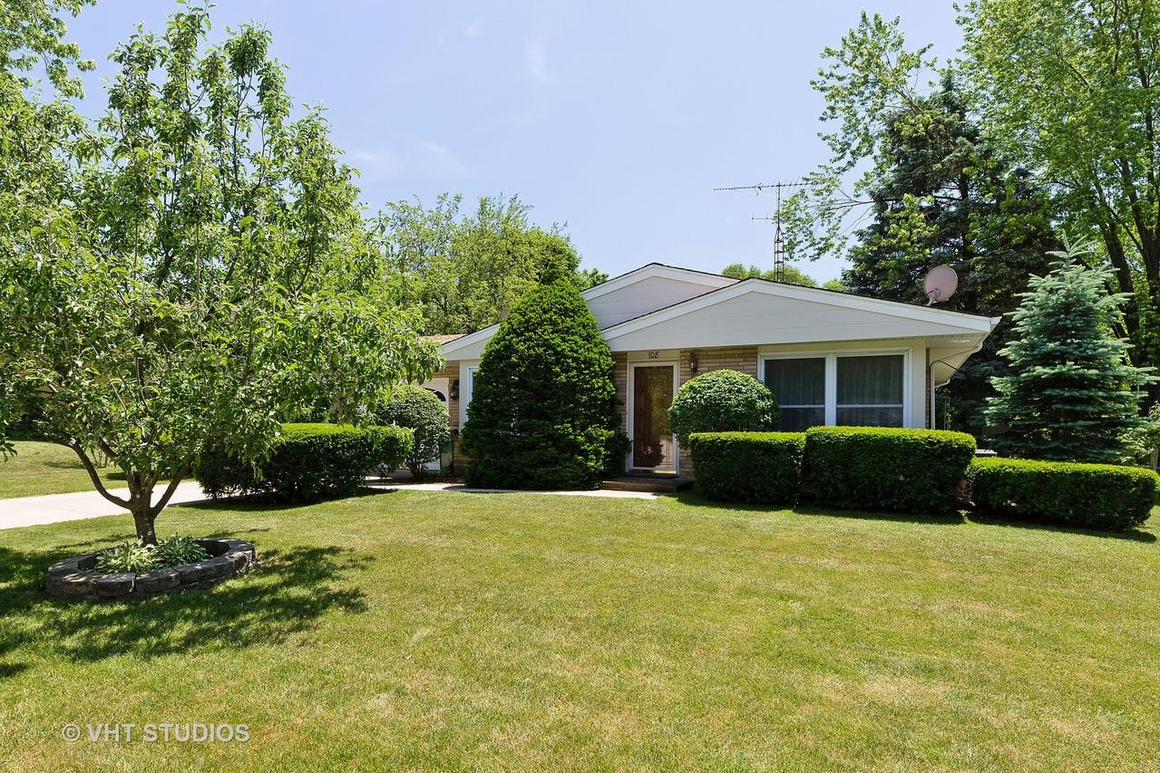 108 Briar Ln., North Aurora, IL 60542