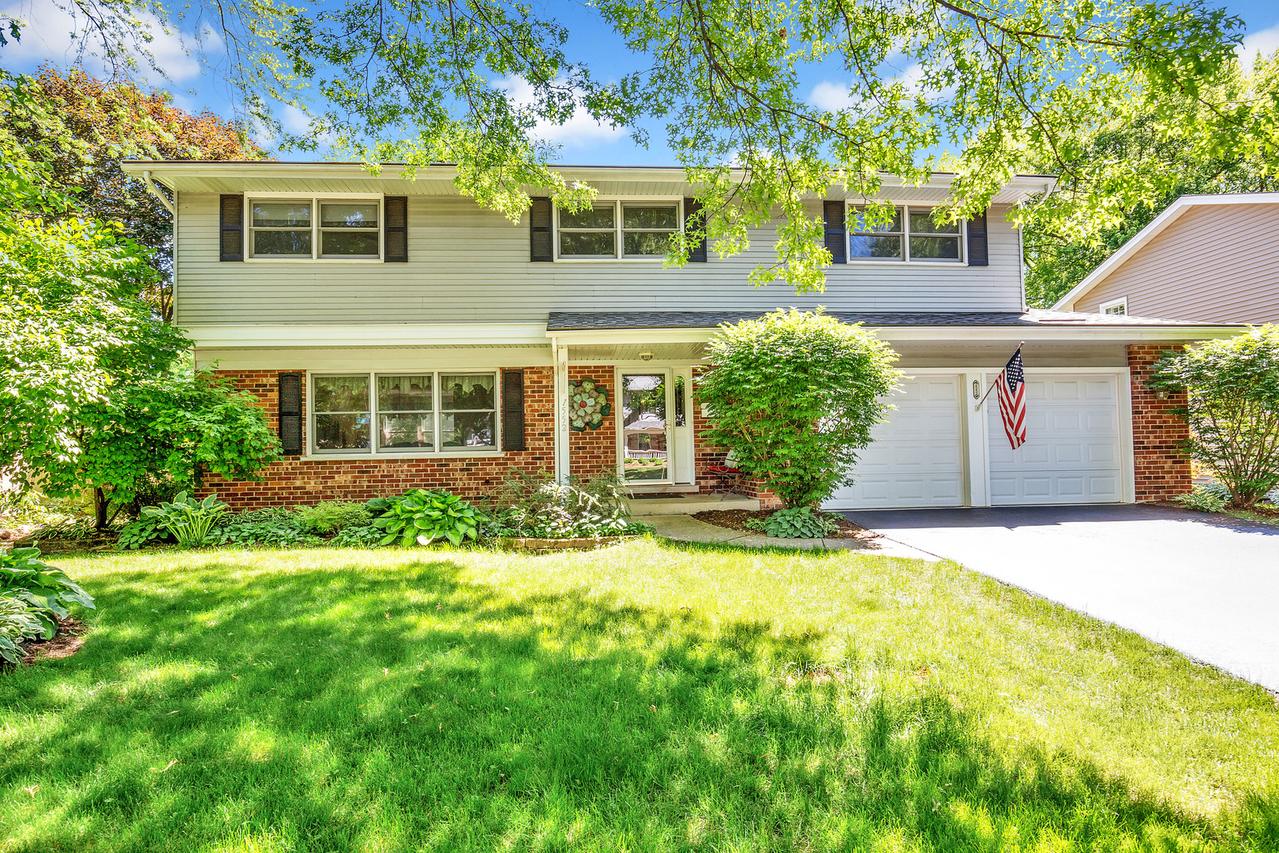 1552 Clyde Dr., Naperville, IL 60565