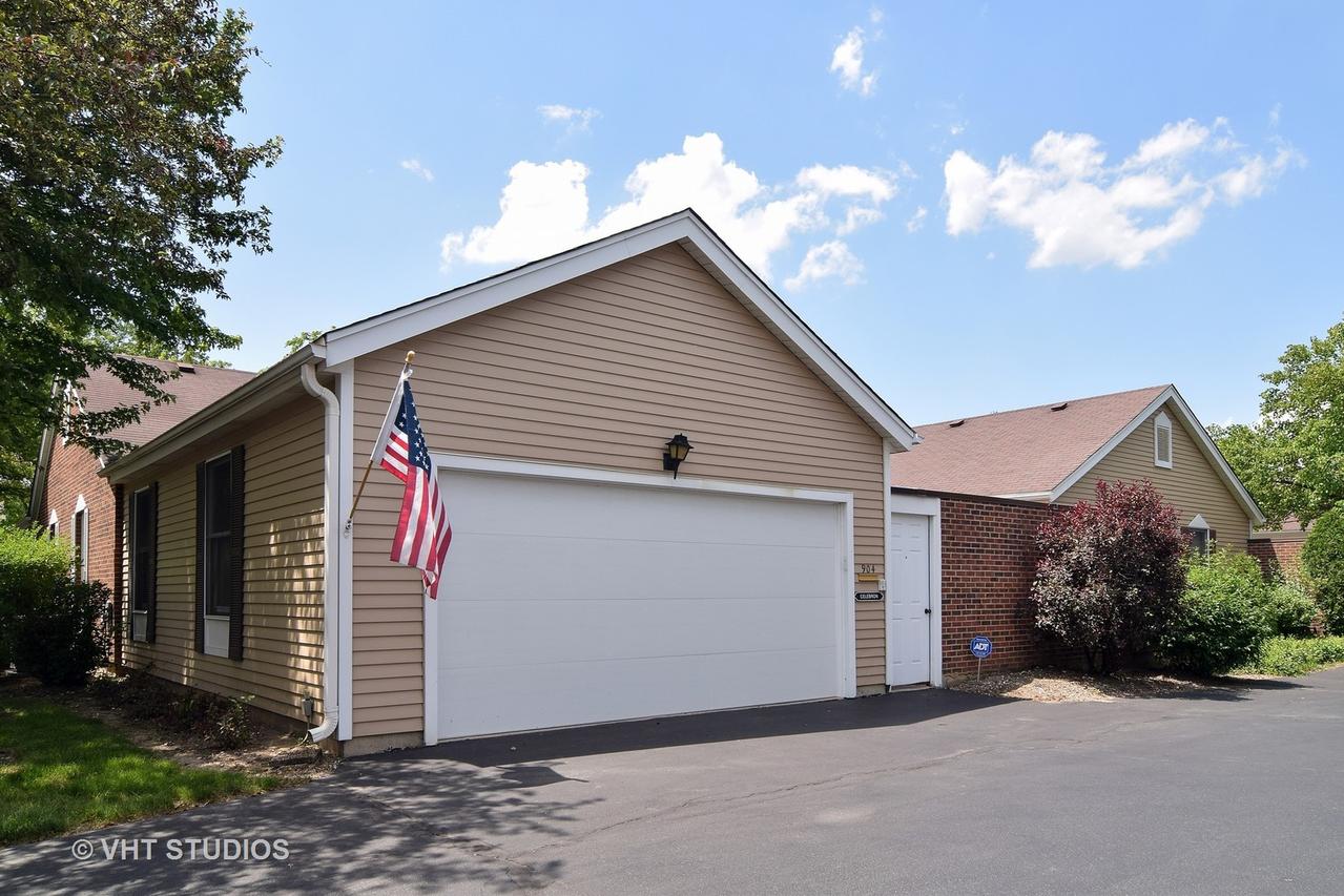 904 Dartmouth Dr., Wheaton, IL 60189