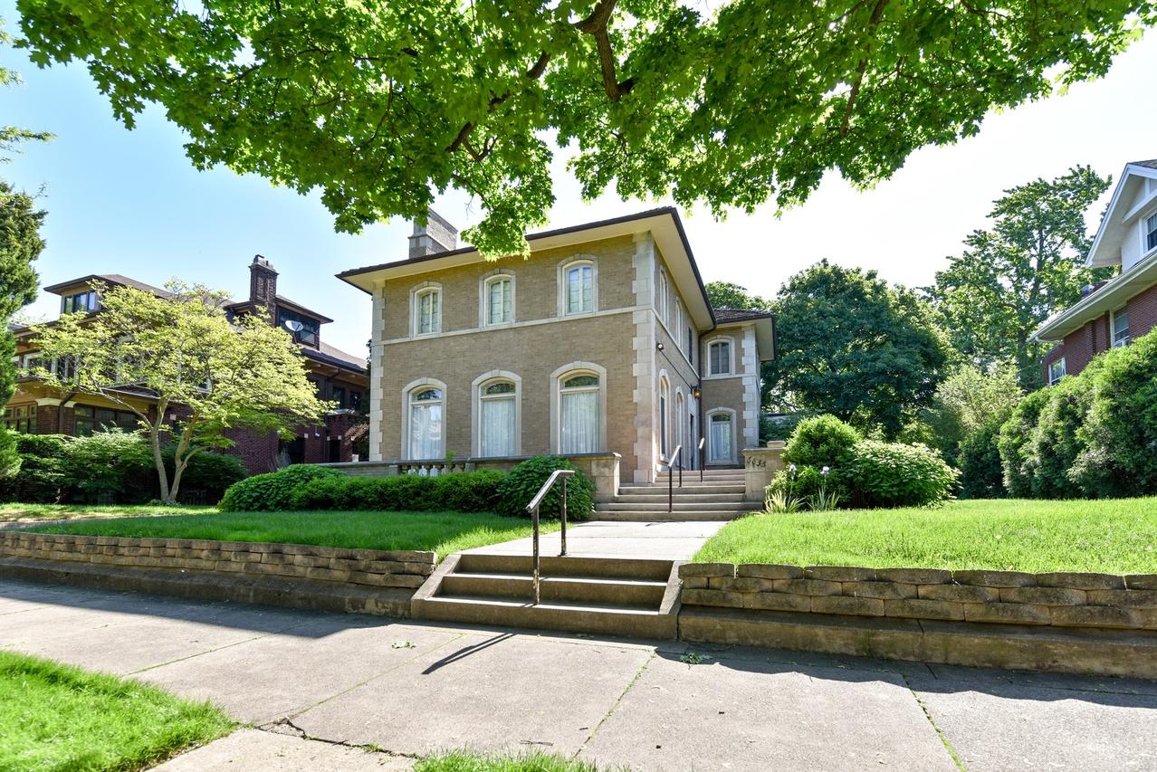 6835 S Bennett Ave., Chicago, IL 60649