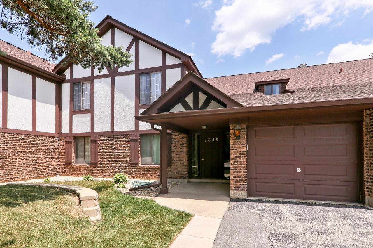 1653 Dover Ct. #A, Wheaton, IL 60189
