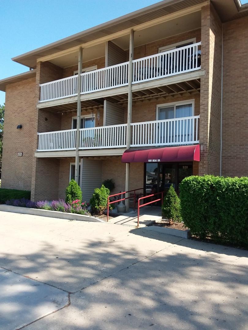 920 Beau Dr. #103, Des Plaines, IL 60016