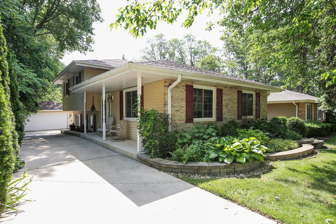 5639 Bentley Ave., Clarendon Hills, IL 60514