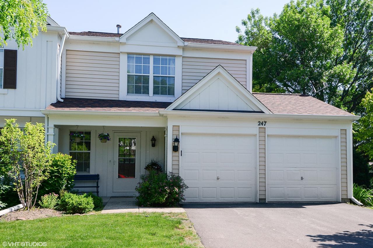 247 Half Moon Cir., Aurora, IL 60504