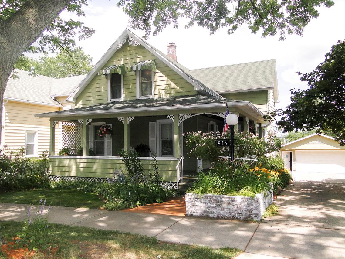 914 Elizabeth St., Joliet, IL 60435