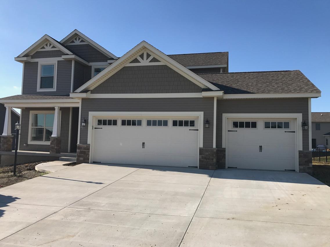 606 E Country Ridge Dr., Mahomet, IL 61853
