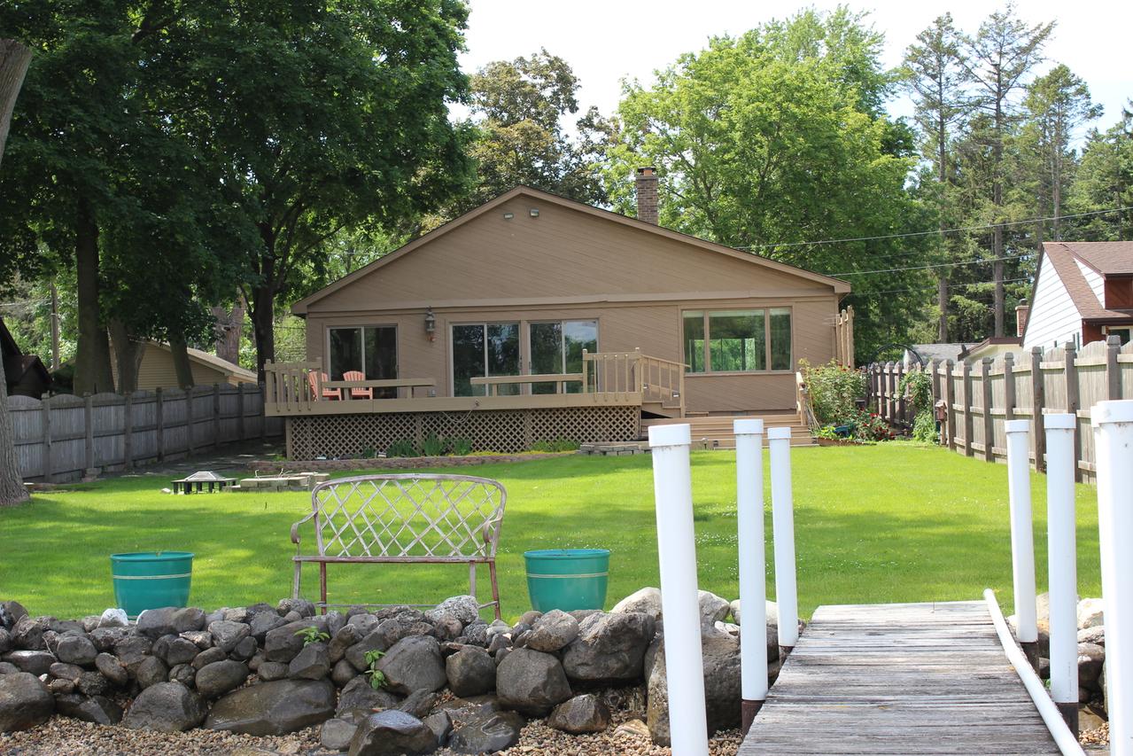 1712 N Riverside Dr., Mchenry, IL 60050