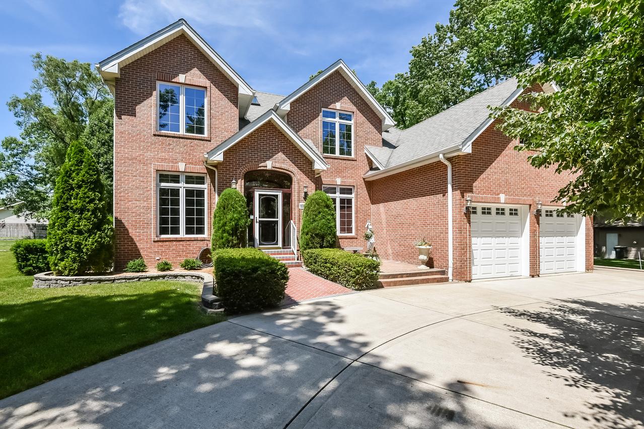 16W280 95th Pl., Burr Ridge, IL 60527
