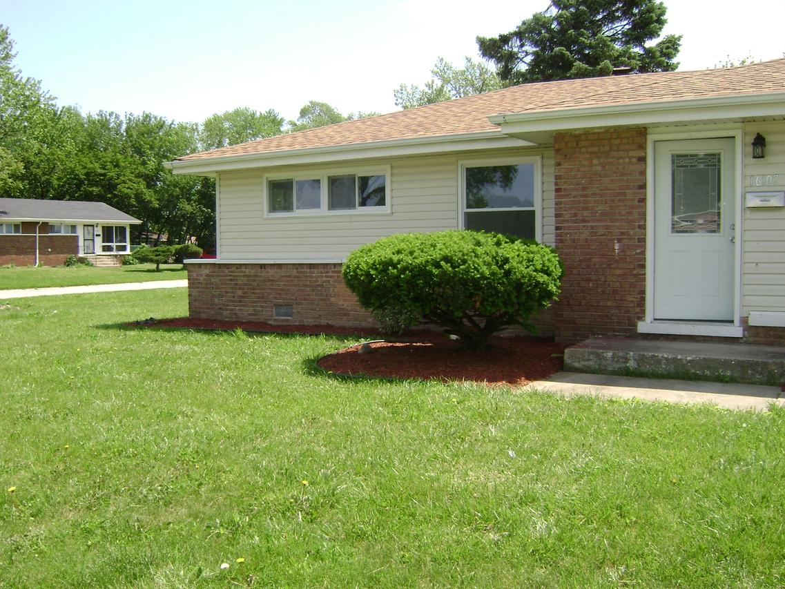 16107 Plymouth Dr., Markham, IL 60428