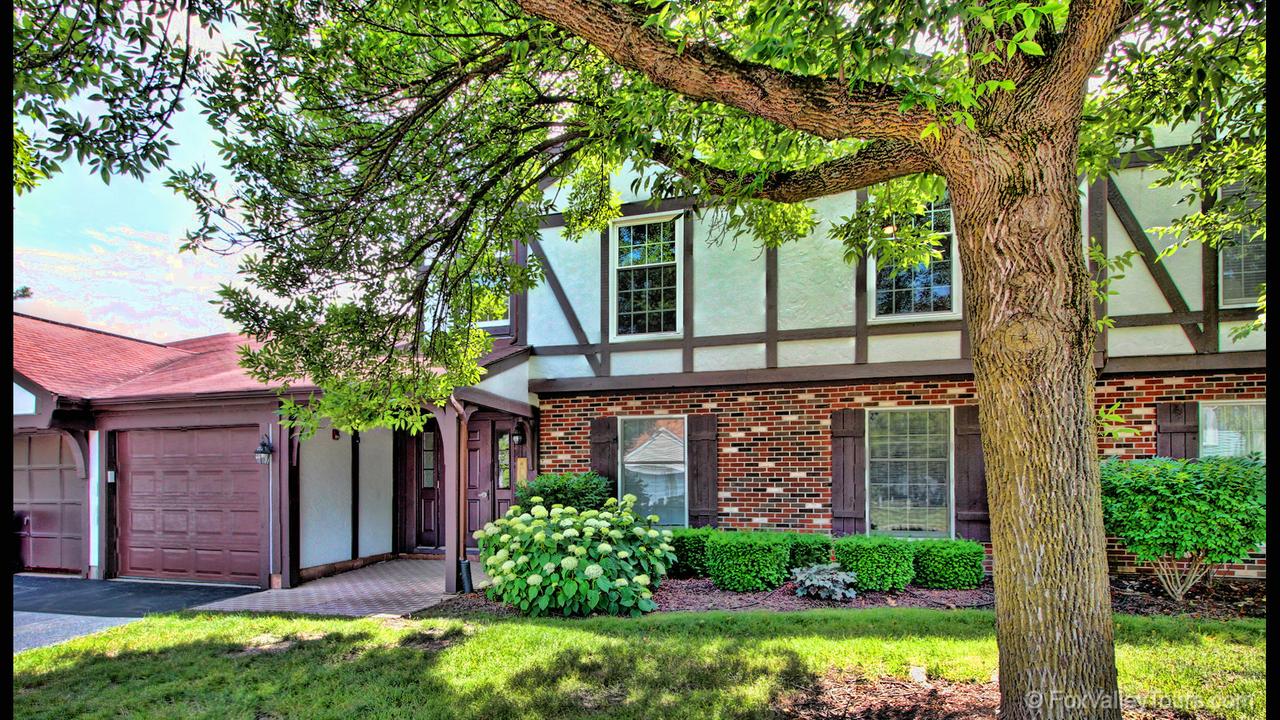 2148 Lancaster Cir. #202B, Naperville, IL 60565