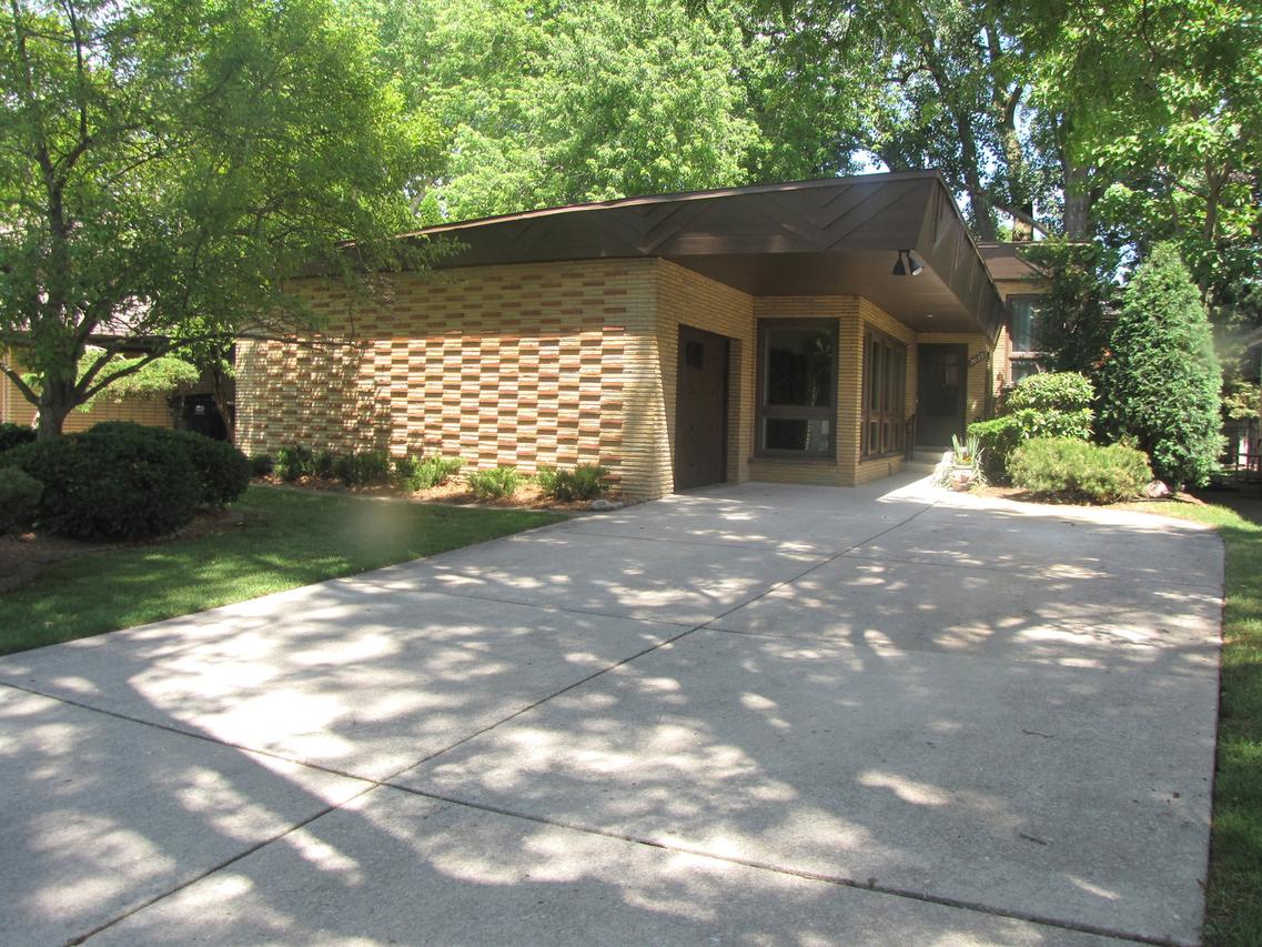 7033 N Karlov Ave., Lincolnwood, IL 60712