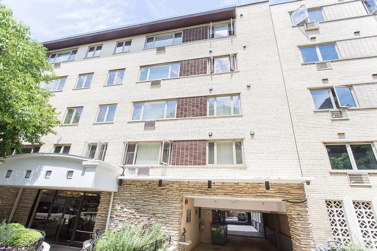 426 W Barry Ave. #206, Chicago, IL 60657