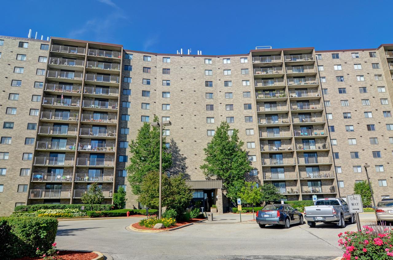 6340 Americana Dr. #810, Willowbrook, IL 60527