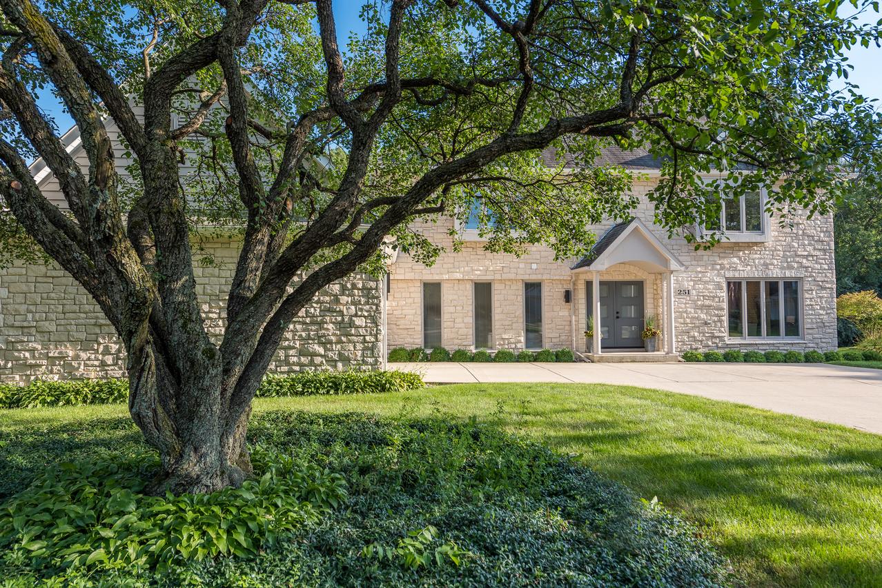 251 Sheffield Ln., Glen Ellyn, IL 60137