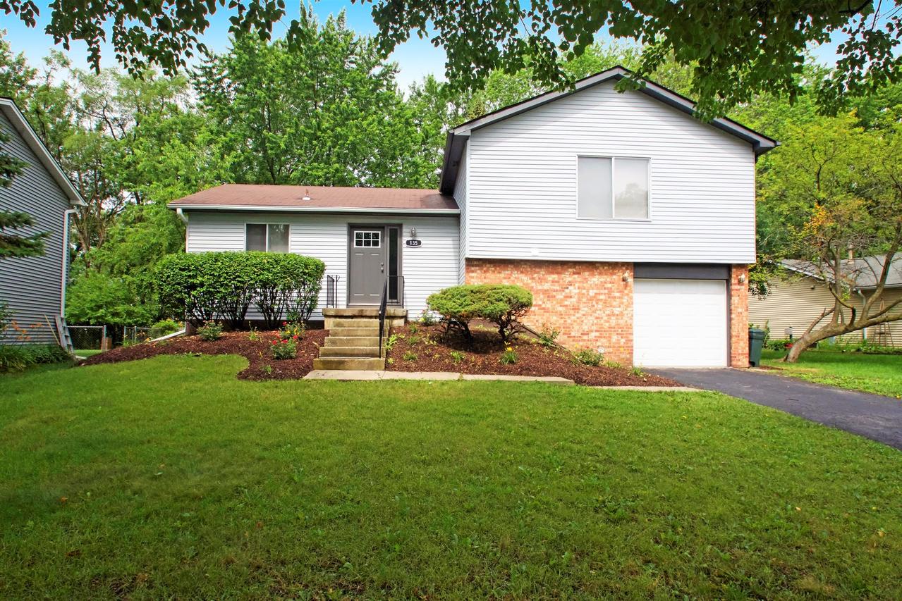 135 Ridgewood Ct., Bolingbrook, IL 60440
