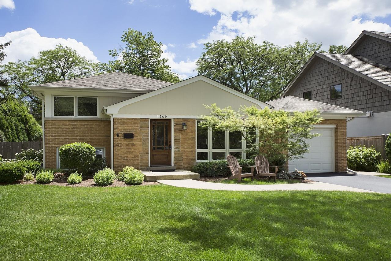 1709 Chapel Ct., Northbrook, IL 60062