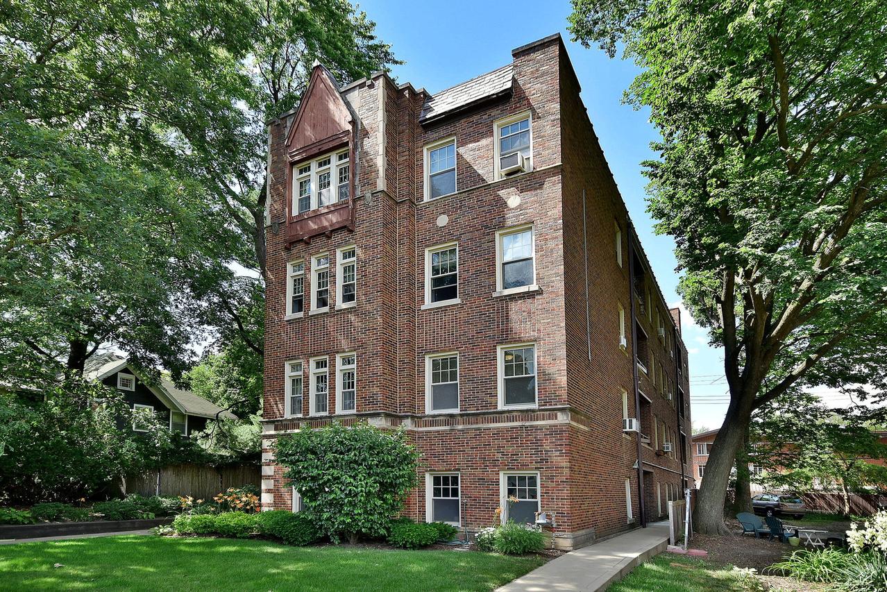 70 Pine Ave. #1A, Riverside, IL 60546