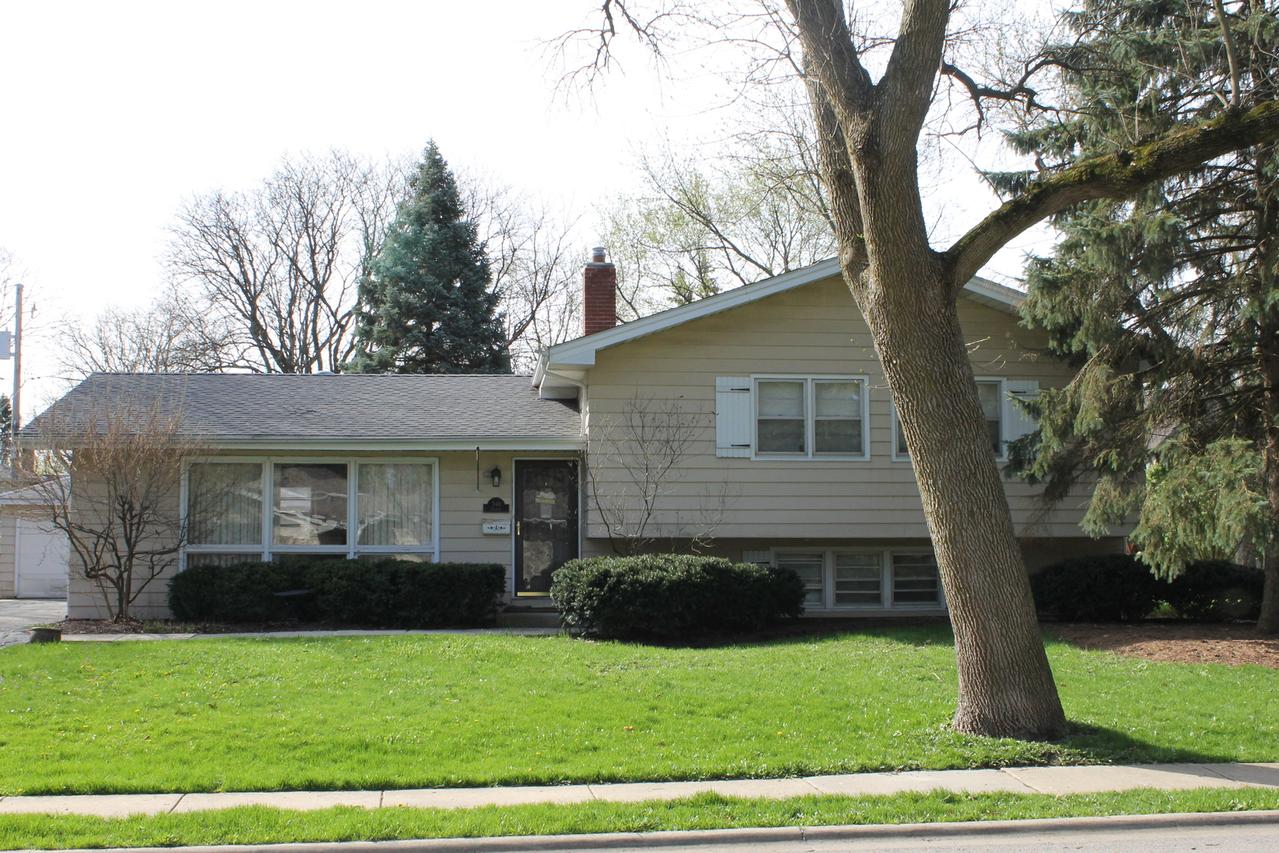 348 Sycamore Dr., Naperville, IL 60540