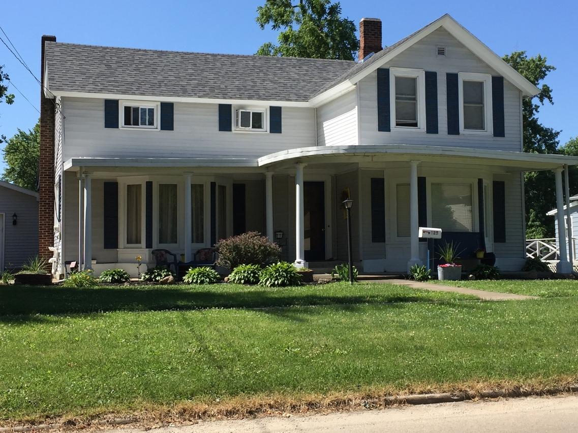 125 W Division St., Amboy, IL 61310