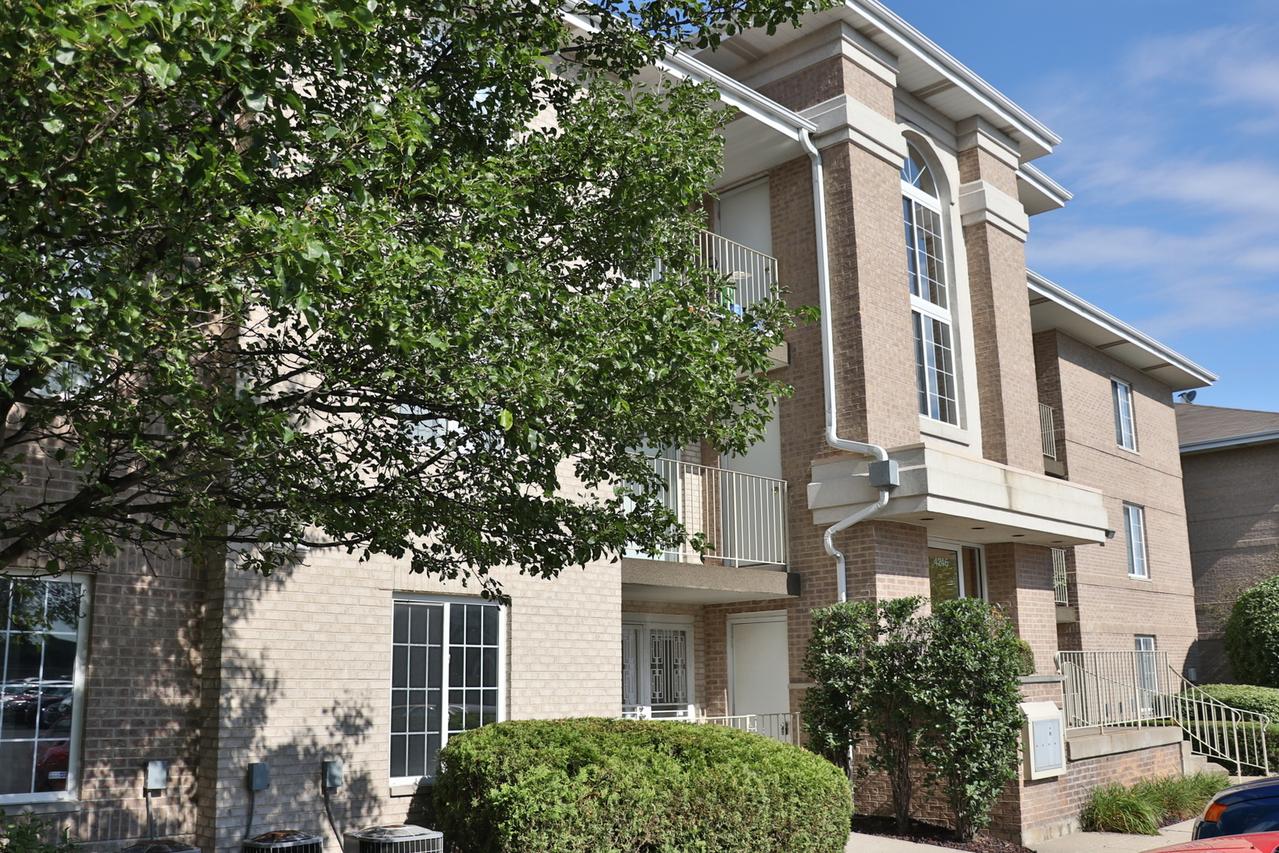 4246 W 76th St. #105, Chicago, IL 60652